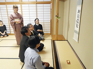 伊勢の風研修委員会“オープン委員会「茶道」を体験する”（写真1）