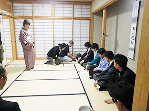 伊勢の風研修委員会“オープン委員会「茶道」を体験する”(写真2)