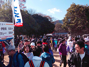 12月例会「2013中日三重お伊勢さんマラソンブース&ラン」(写真1)